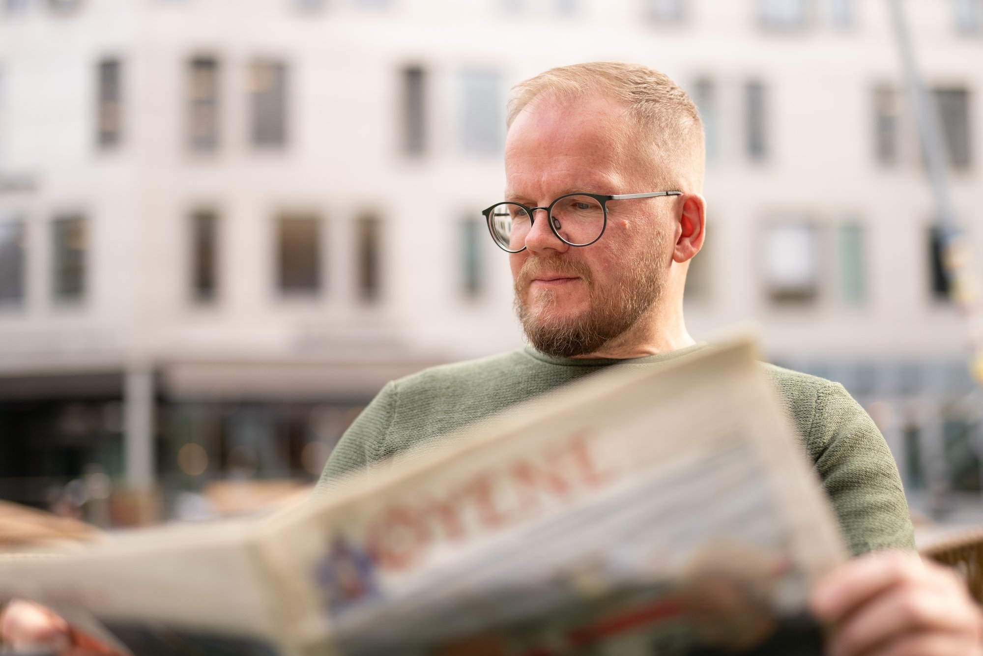 Mann leser Øyene - Amedia Annonse