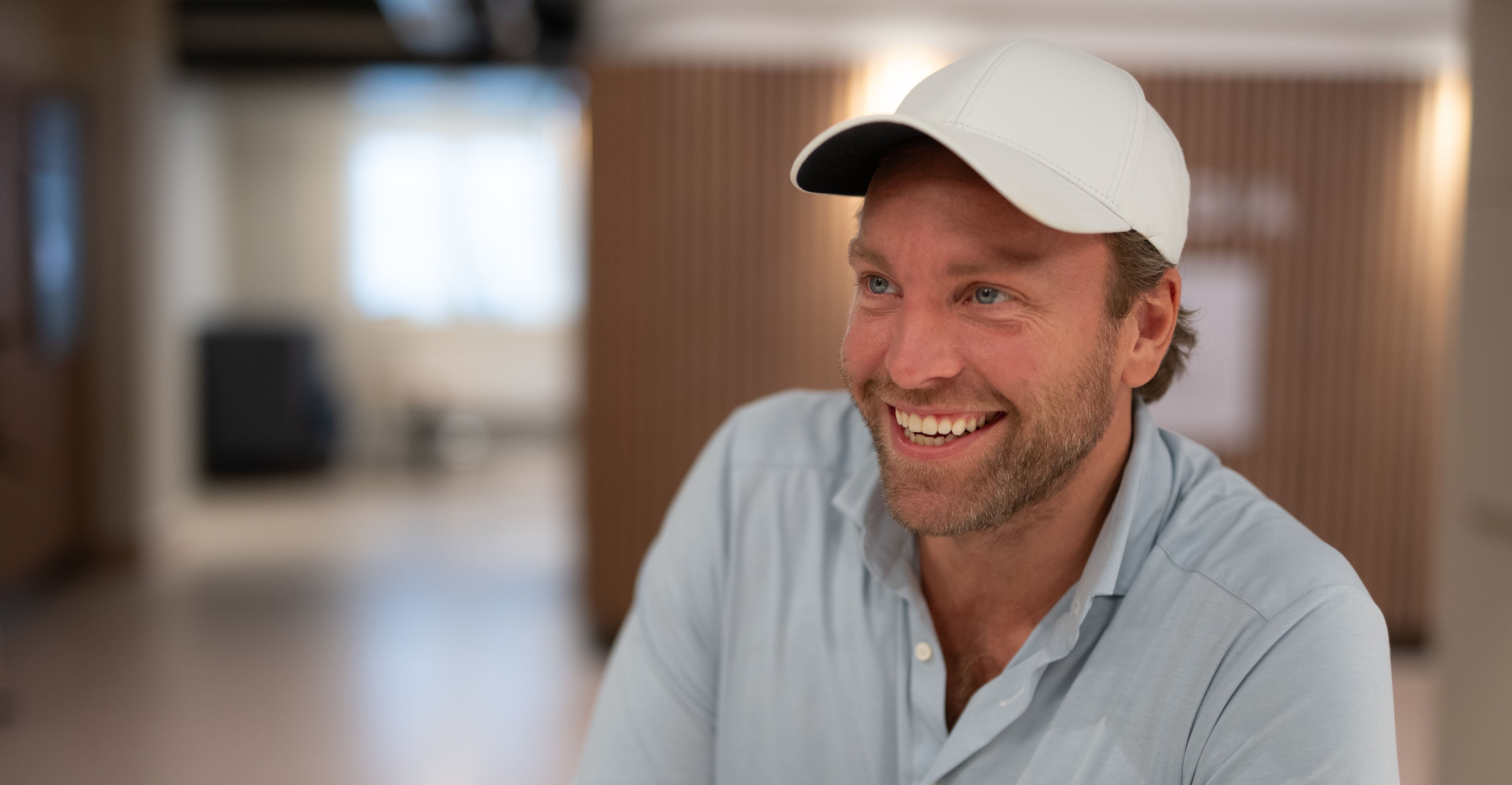 Mann med caps smiler