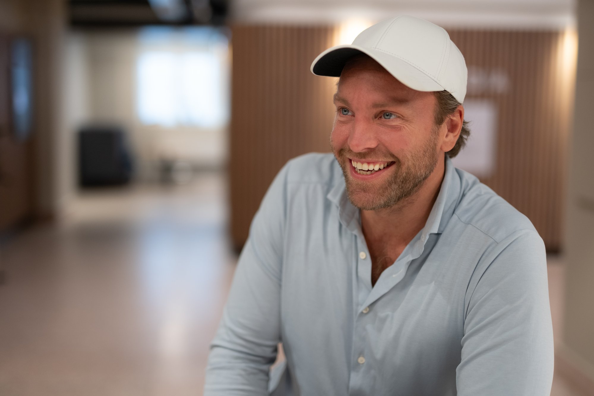 Mann med hvit caps ser mot venstre - Amedia Annonse