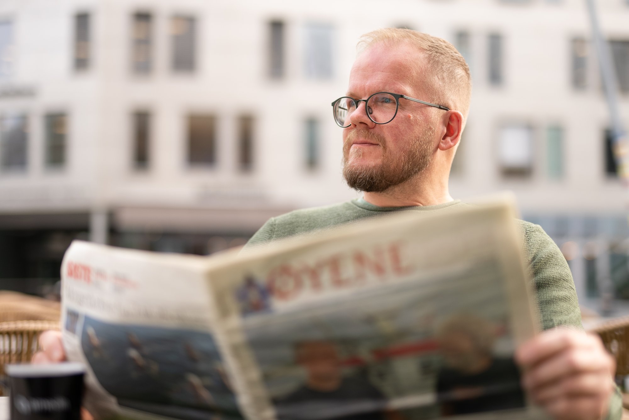 Mann skuer ut med Øyene foran seg - Amedia Annonse