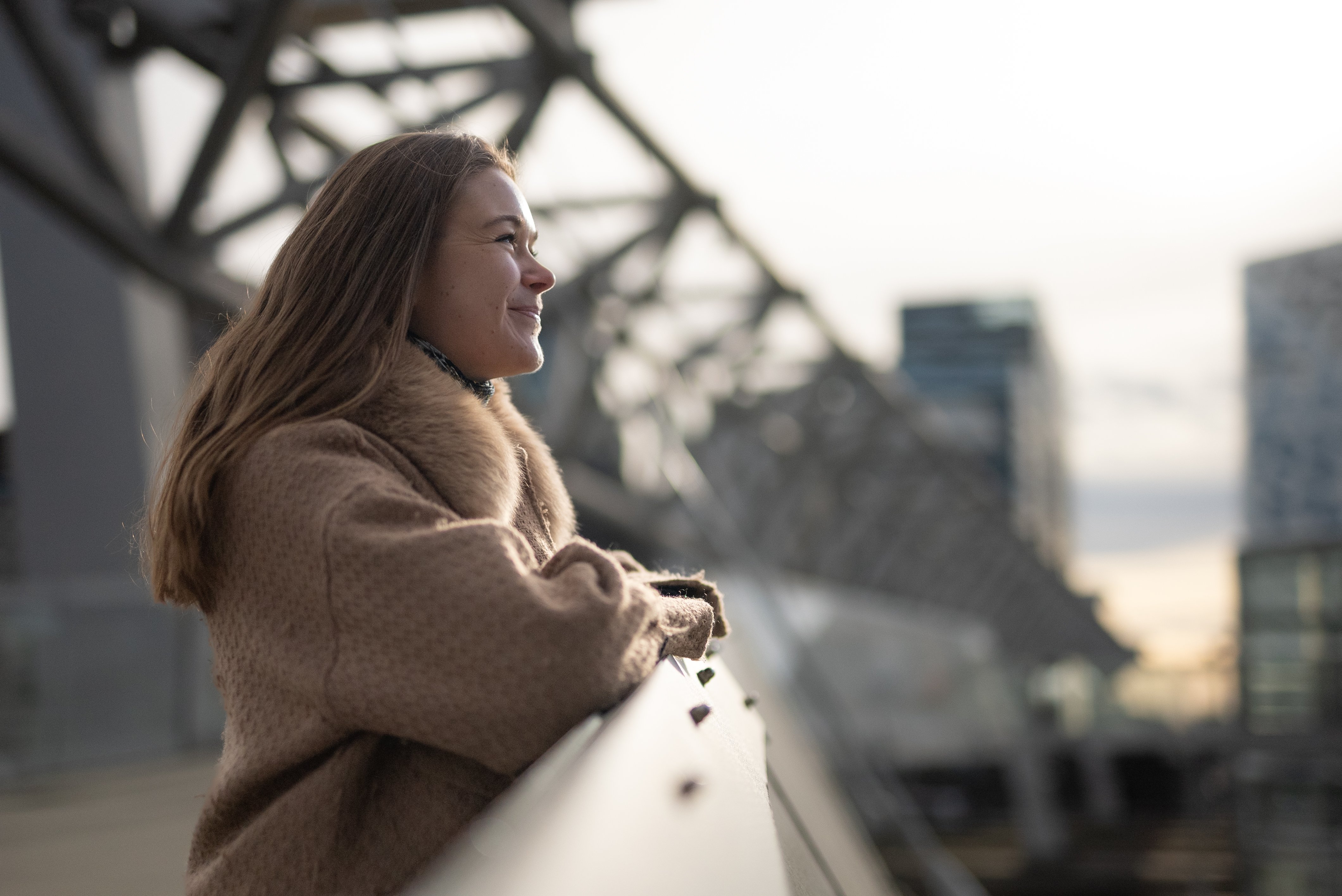 Ung kvinne skuer utover Oslo - Amedia Annonse