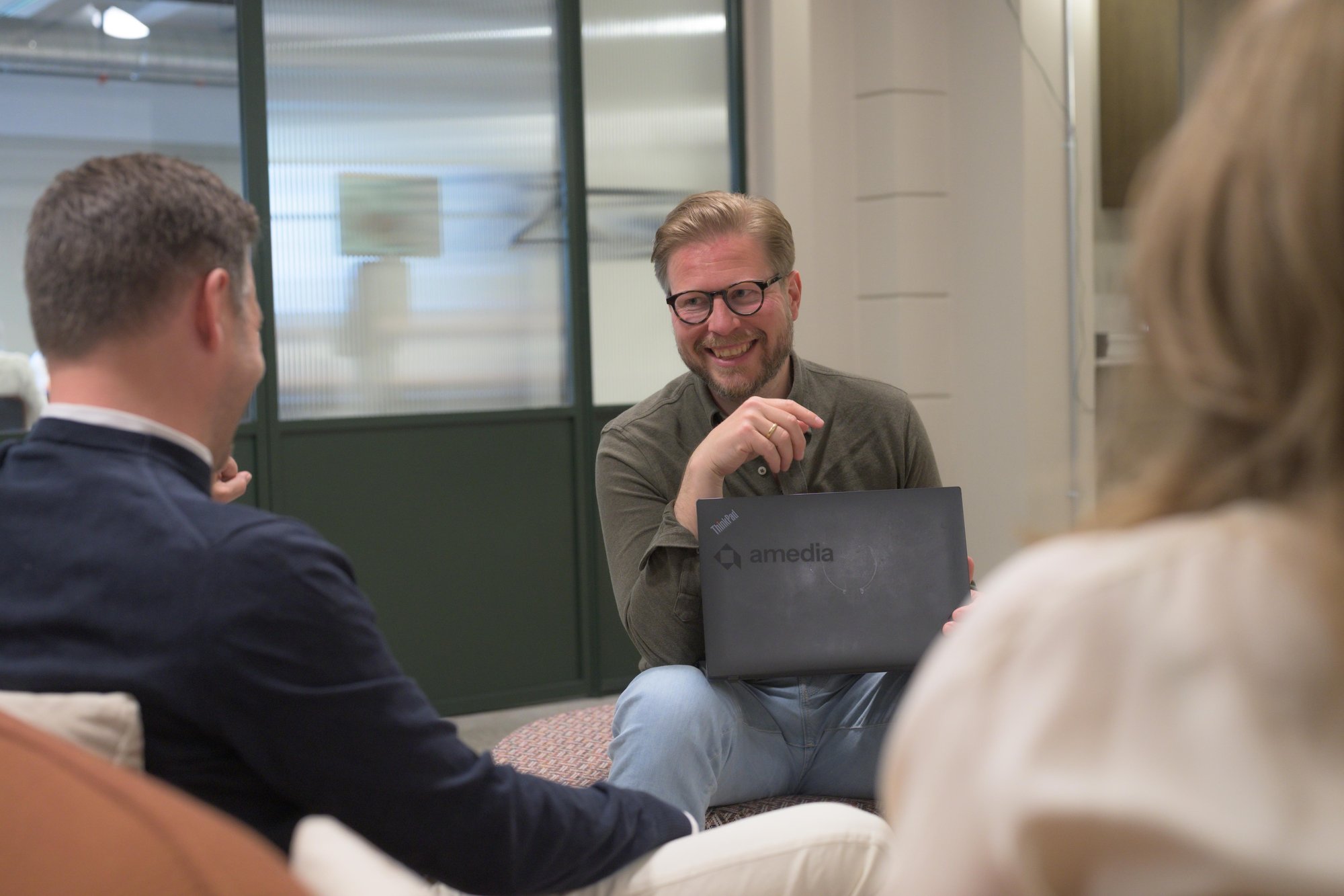 Smilende mann med laptop