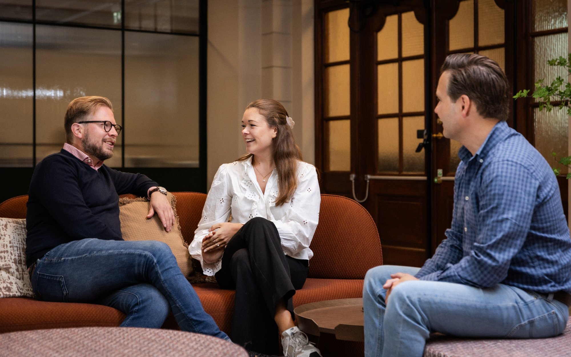 Avslappende samtale mellom tre folk - Amedia Annonse