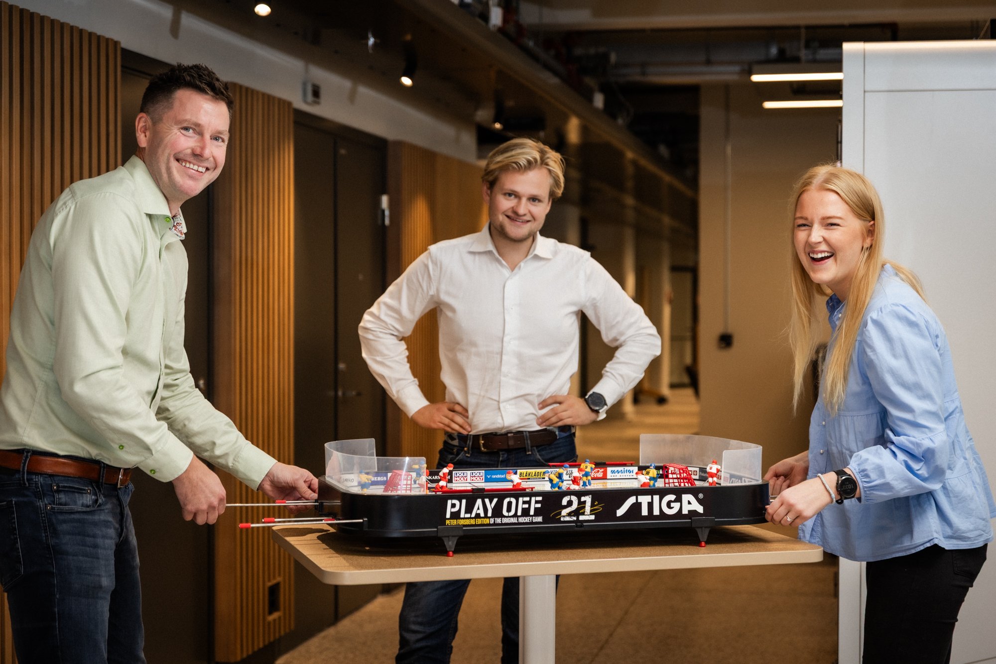 Glade medierådgivere spiller bordhockey