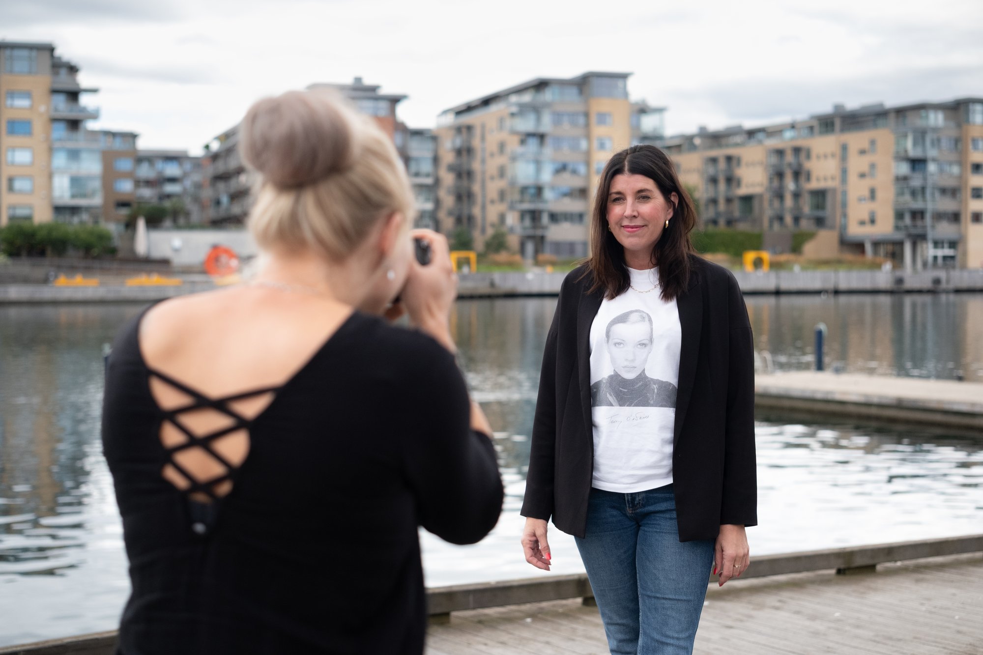 Innholdsprodusent tar bilde av kvinne ved kanalen i Tønsberg - Amedia Annonse