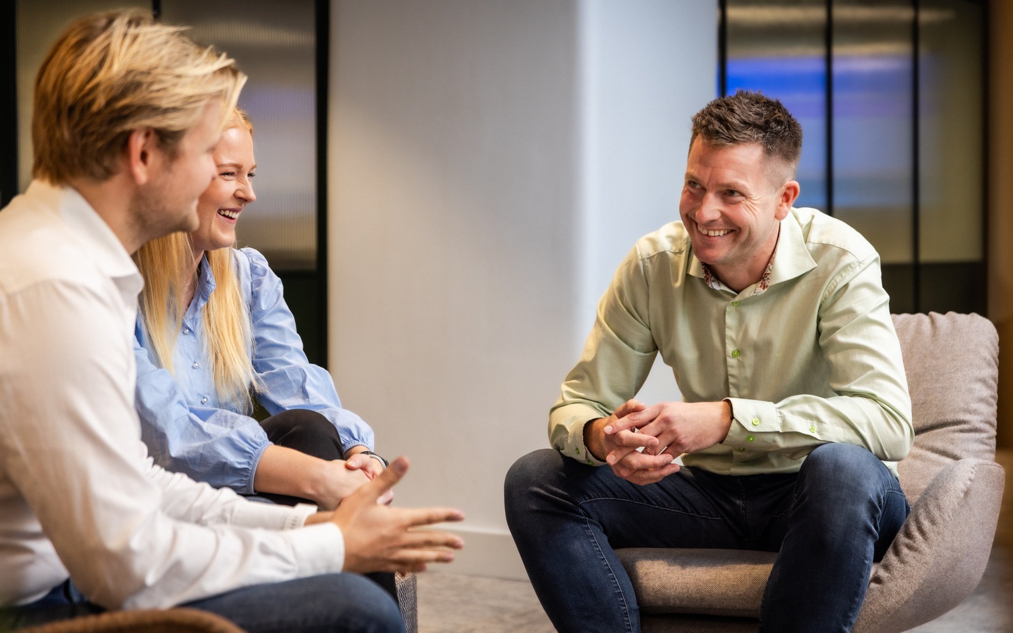 Mann smiler til mediekolleger - Amedia Annonse