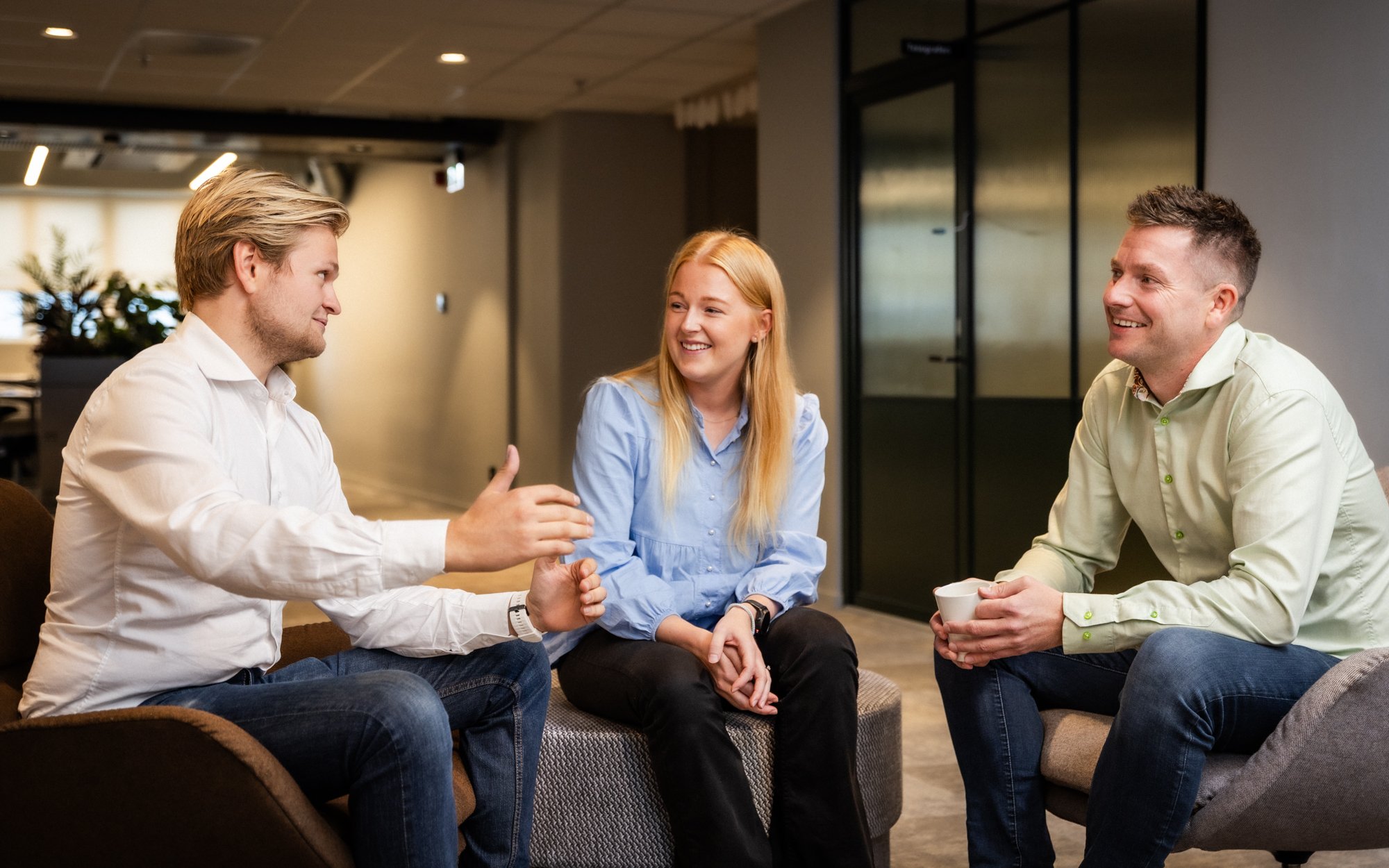 Rådgiver snakker til mann og kvinne - Amedia Annonse