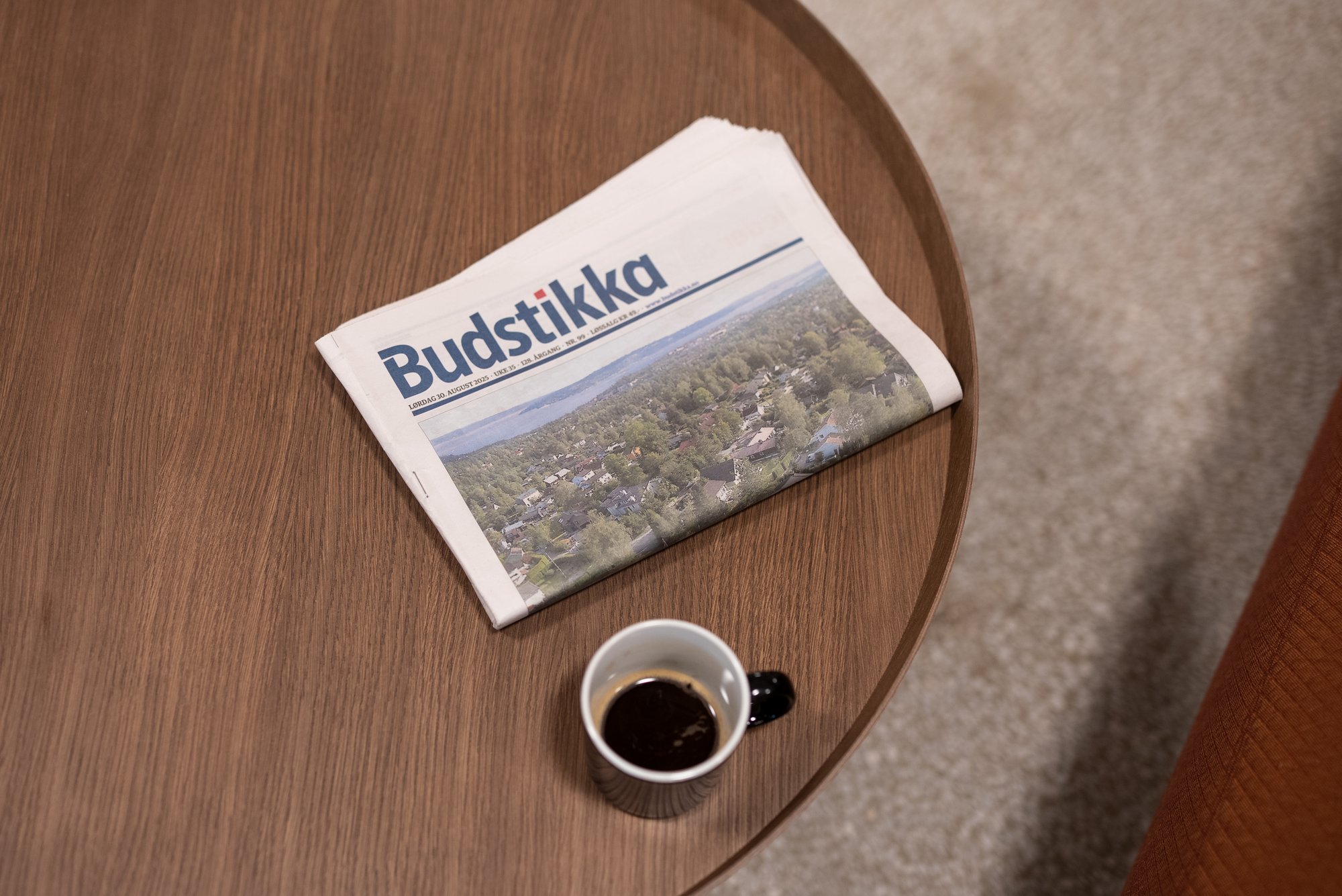 Budstikka og kaffekopp - Amedia Annonse