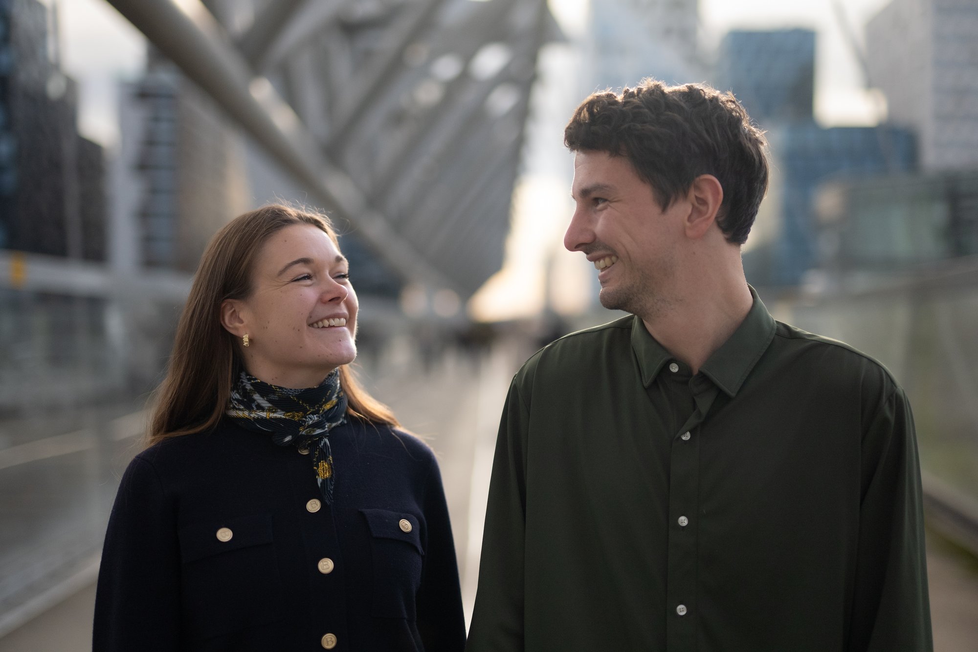 Unge mennesker smiler til hverandre - Amedia Annonse