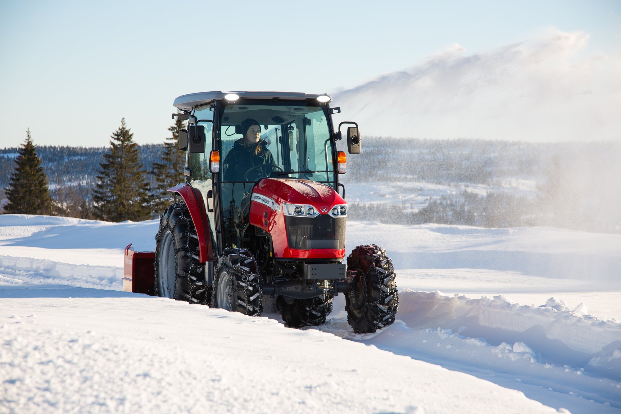 Ung kvinne kjører traktor i snø - Amedia Annonse
